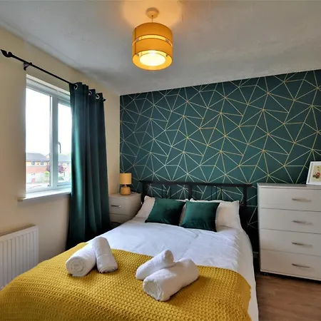 Large Townhouse - 4 Bedrooms - Free Parking