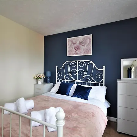 Prázdninový dům Large Townhouse - 4 Bedrooms - Free Parking