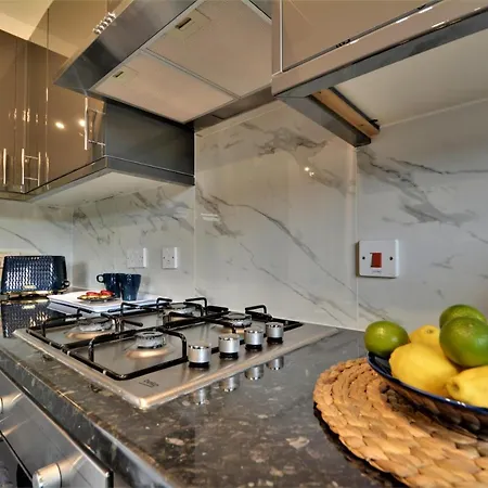 Large Townhouse - 4 Bedrooms - Free Parking Prázdninový dům