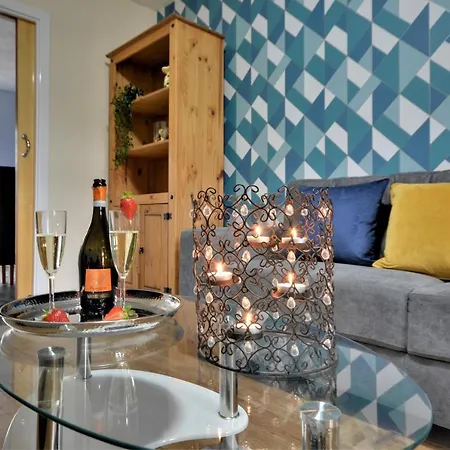 Large Townhouse - 4 Bedrooms - Free Parking