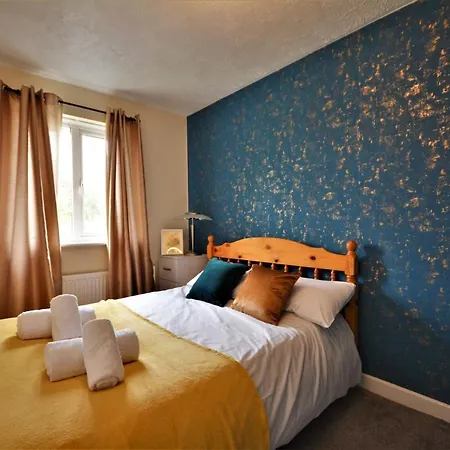 Large Townhouse - 4 Bedrooms - Free Parking