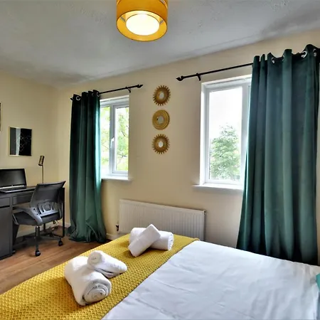 Large Townhouse - 4 Bedrooms - Free Parking