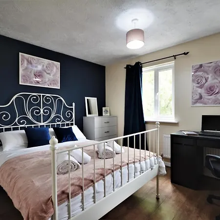 Large Townhouse - 4 Bedrooms - Free Parking *