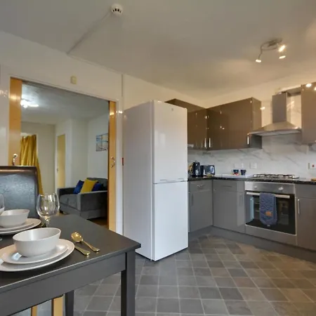 Large Townhouse - 4 Bedrooms - Free Parking Manchester