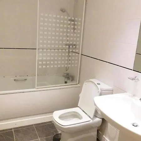 Immaculate Apartment In Manchester With Parking *