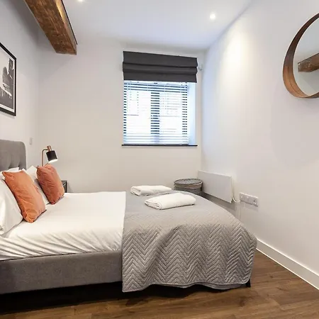 Stylish Modern In Tatil Evi Manchester