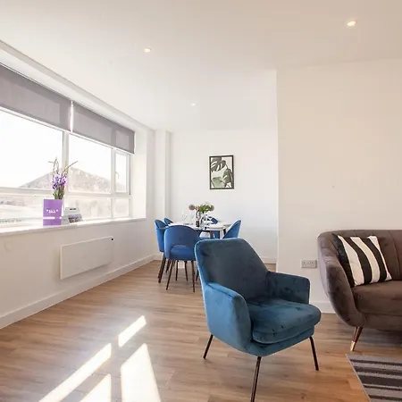 Luxury, Spacious In Central By Pillo *