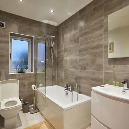בית נופש Cosy 2 Bed House Near City Centre With Private Garden