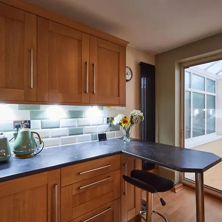 Cosy 2 Bed House Near City Centre With Private Garden בית נופש *