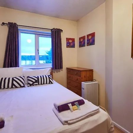 בית נופש Cosy 2 Bed House Near City Centre With Private Garden
