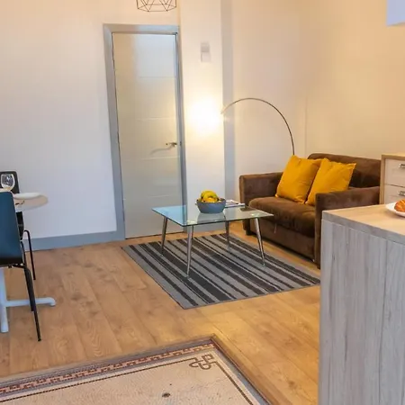 Spacious Modern With Private Entrance In By Pillo *
