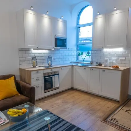 Spacious Modern With Private Entrance In By Pillo *