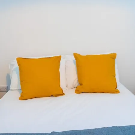 Spacious Modern With Private Entrance In By Pillo
