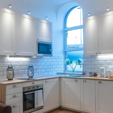 Spacious Modern With Private Entrance In By Pillo *