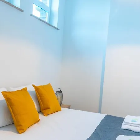 Spacious Modern With Private Entrance In By Pillo *