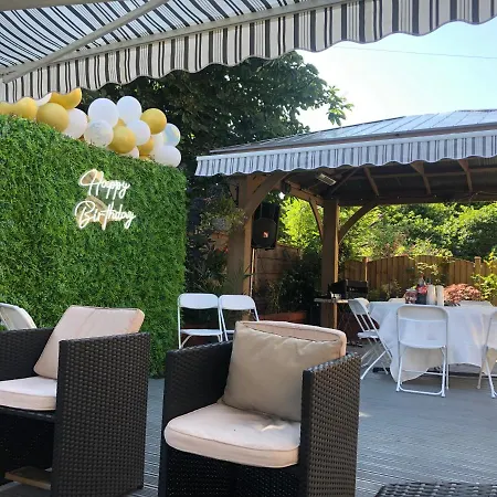 Hendham House בית הארחה 2*