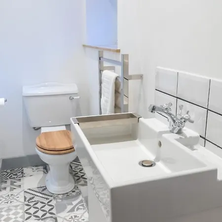 Spacious Modern With Private Entrance In By Pillo Lejlighed