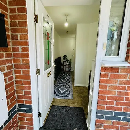 Dom wakacyjny Watan - Spacious 3 Bedrooms Entire House With Beautiful Outdoor Garden *