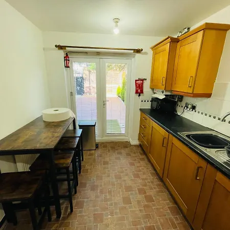 Watan - Spacious 3 Bedrooms Entire House With Beautiful Outdoor Garden *