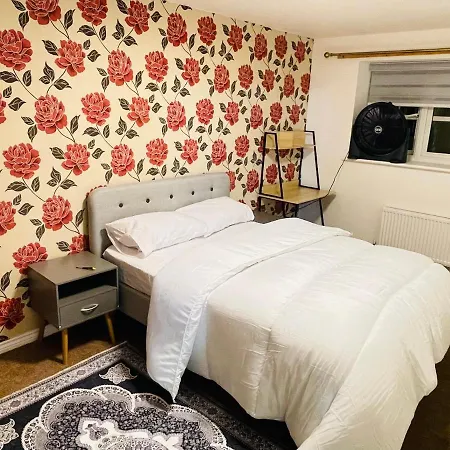 Holiday home Watan - Spacious 3 Bedrooms Entire House With Beautiful Outdoor Garden *