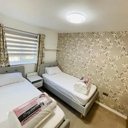 Dom wakacyjny Watan - Spacious 3 Bedrooms Entire House With Beautiful Outdoor Garden