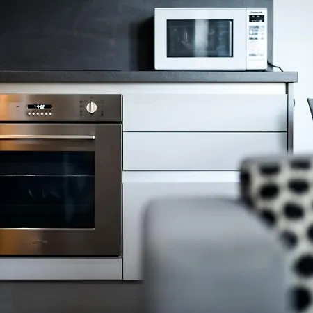 Onpoint - Spacious 2 Bedroom Apt - City Centre With Balcony *