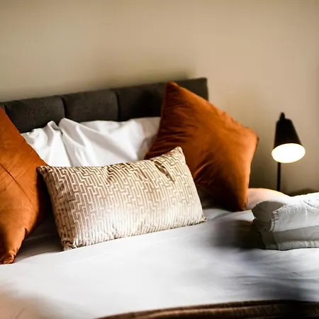 Onpoint - Spacious 2 Bedroom Apt - City Centre With Balcony