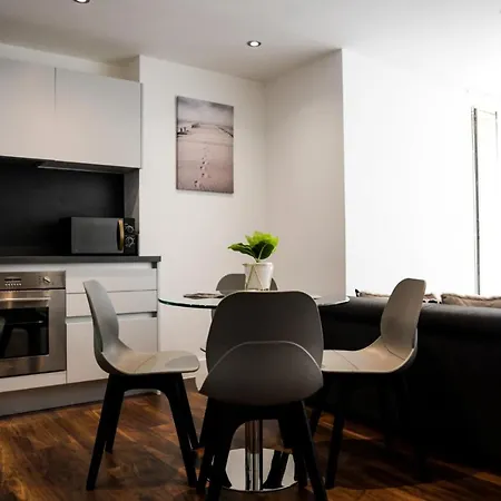 Onpoint - Spacious 2 Bedroom Apt - City Centre With Balcony דירה