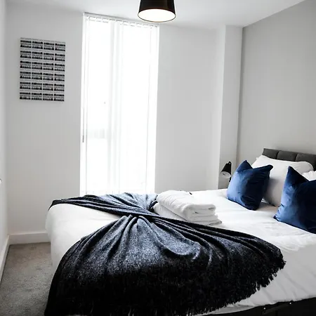 Onpoint - Spacious 2 Bedroom Apt - City Centre With Balcony