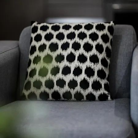 Onpoint - Spacious 2 Bedroom Apt - City Centre With Balcony *