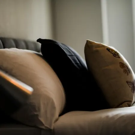 Onpoint - Spacious 2 Bedroom Apt - City Centre With Balcony