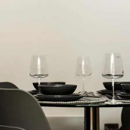 Onpoint - Spacious 2 Bedroom Apt - City Centre With Balcony דירה