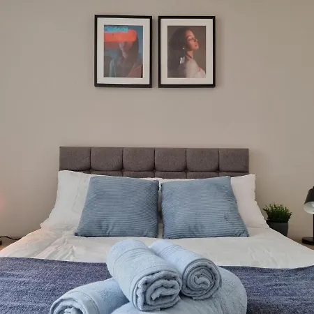 Onpoint - Spacious 2 Bedroom Apt - City Centre With Balcony