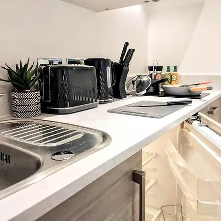 Апартаменты New Listing Close To Oxford Road Train Station *