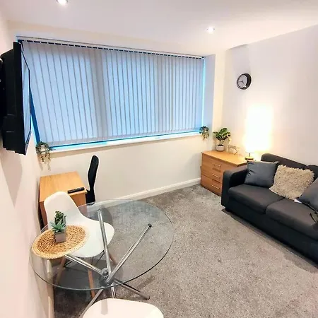 New Listing Close To Oxford Road Train Station * Манчестер