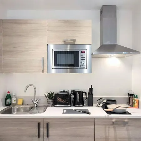 New Listing Close To Oxford Road Train Station * Манчестер