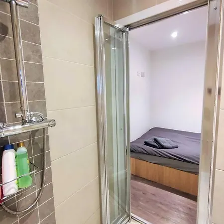 Апартаменты New Listing Close To Oxford Road Train Station
