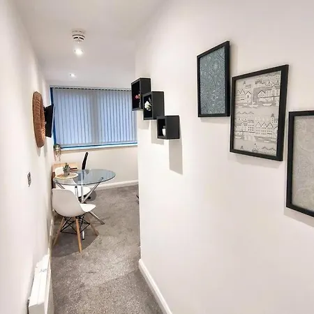 Апартаменты New Listing Close To Oxford Road Train Station