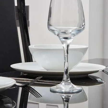 Апартаменты Elegant 4 Bedroom House - Parking - Garden