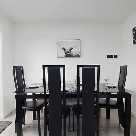 Elegant 4 Bedroom House - Parking - Garden * Манчестер