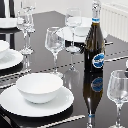 Апартаменты Elegant 4 Bedroom House - Parking - Garden