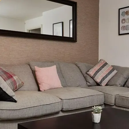 Апартаменты Elegant 4 Bedroom House - Parking - Garden Манчестер