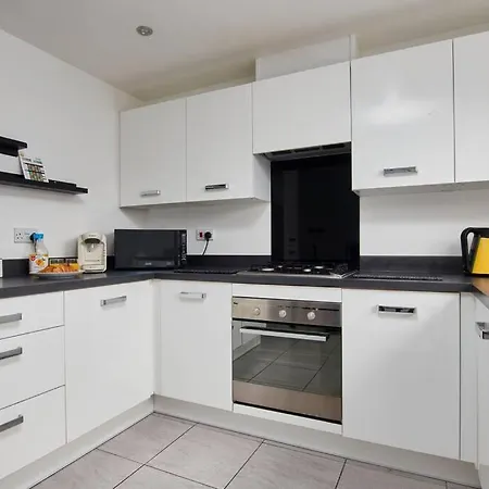 Elegant 4 Bedroom House - Parking - Garden