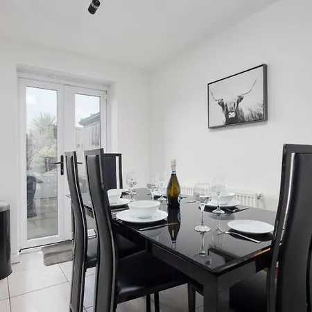 Elegant 4 Bedroom House - Parking - Garden