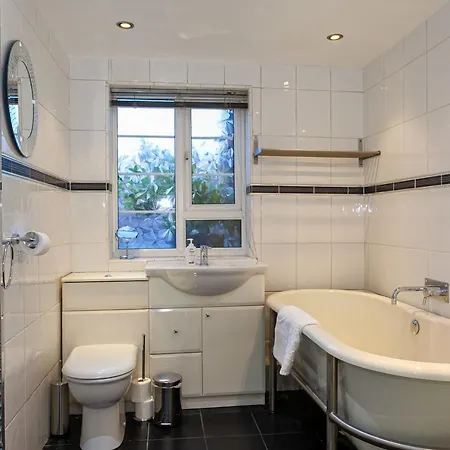 Cosy One Bed Apartment - Close To Cc Манчестер