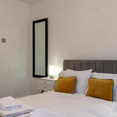 Cosy One Bed Apartment - Close To Cc