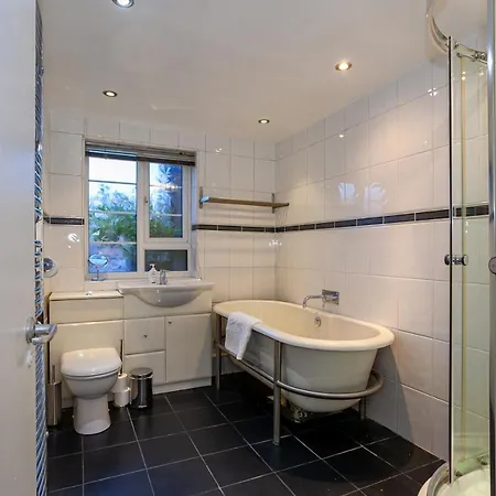 Cosy One Bed Apartment - Close To Cc