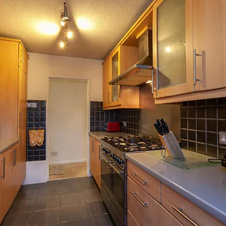Cosy One Bed Apartment - Close To Cc *