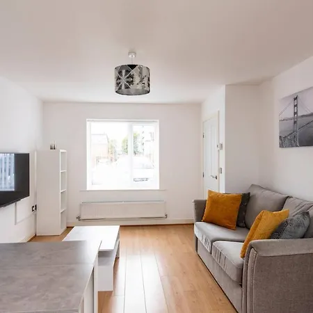 Feriehus Lovely 2-Bed House In Manchester Manchester