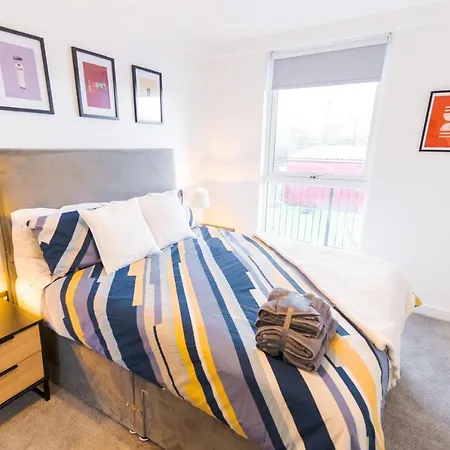 Exquisite Cosy 2-bed In Salford Apartment *
